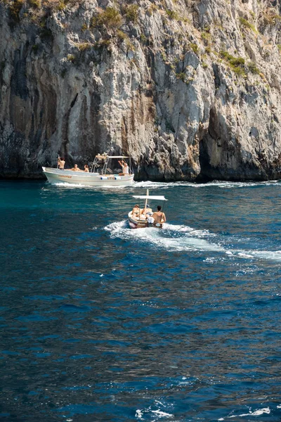 Boats with tourists near Grotta Bianca and Grotta Meravigliosa, Capri, Italy — Stock Photo, Image