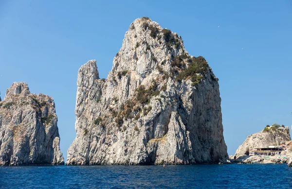 Vista dalla barca sulle rocce dei Faraglioni sull'isola di Capri . — Foto Stock