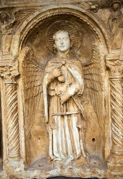 Paliotto con el arcángel Miguel y la santa María Magdalena y Marte en el Museo Castelvecchio. Verona, Italia —  Fotos de Stock