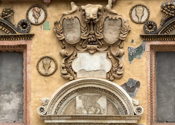 A Palazzo della Ragione homlokzat az egykori városháza, Verona, Olaszország, Veneto. — Stock Fotó