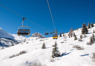 Dolomites Alpleri'nde kayak bölgesi. Val Gardena Sella grubunda bakan. İtalya.
