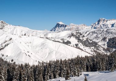 Dolomites Alpleri'nde kayak bölgesi. Val Gardena Sella grubunda bakan. İtalya.