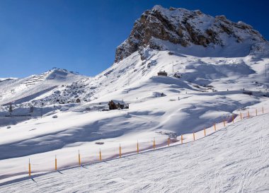 Dolomites Alpleri'nde kayak bölgesi. Val Gardena Sella grubunda bakan. İtalya.