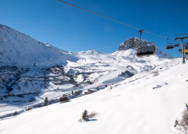 Dolomites Alpleri'nde kayak bölgesi. Val Gardena Sella grubunda bakan. İtalya.