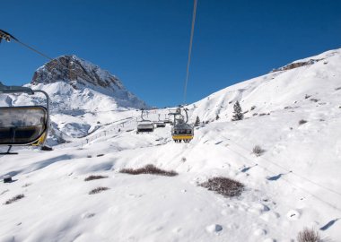 Dolomites Alpleri'nde kayak bölgesi. Val Gardena Sella grubunda bakan. İtalya.