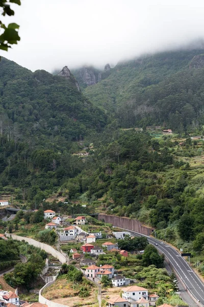Wioska i Taras uprawy w okolicy Sao Vicente. Północne wybrzeże wyspy Madera, Portugalia — Zdjęcie stockowe