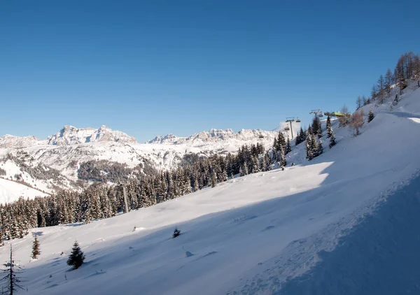 Área de esqui nos Alpes das Dolomitas. Com vista para o grupo Sella em Val Gardena. Itália . — Fotografia de Stock