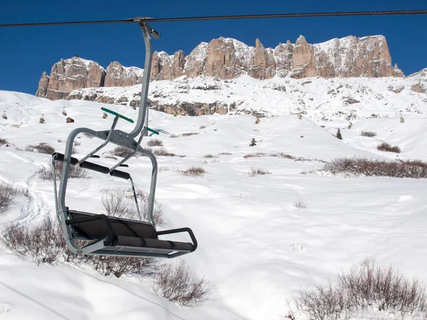 Skigebied in de Dolomieten-Alpen. Met uitzicht op het Sella-groep in Val Gardena. Italië. — Stockfoto