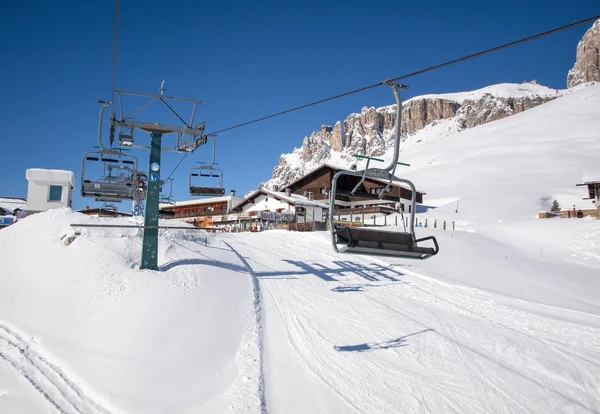 Zona de esquí en los Alpes Dolomitas. Con vistas al grupo Sella en Val Gardena. Italia . —  Fotos de Stock