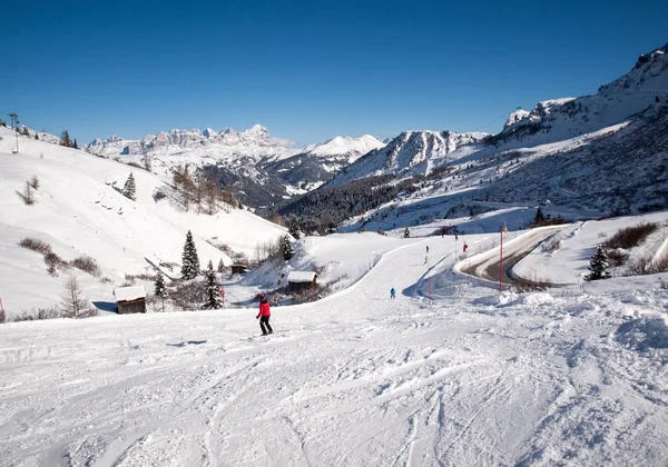 Área de esqui nos Alpes das Dolomitas. Com vista para o grupo Sella em Val Gardena. Itália . — Fotografia de Stock