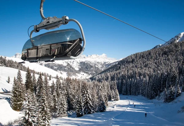 Skigebied in de Dolomieten-Alpen. Met uitzicht op het Sella-groep in Val Gardena. Italië. — Stockfoto