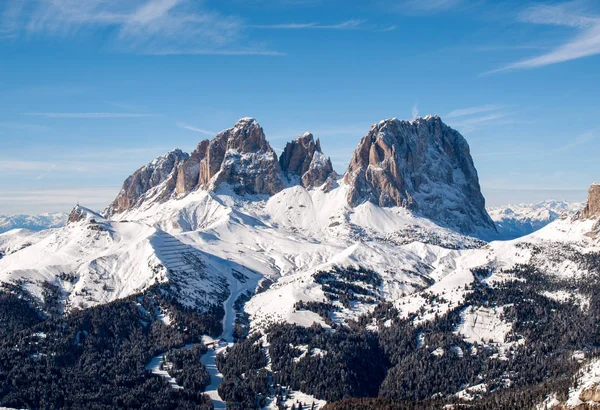 Zonă de schi în Alpii Dolomiți. Cu vedere la grupul Sella din Val Gardena. Italia . — Fotografie, imagine de stoc