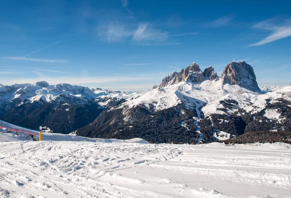 Dolomites Alpleri'nde kayak bölgesi. Val Gardena Sella grubunda bakan. İtalya. — Stok fotoğraf