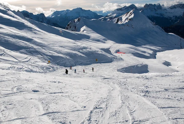 Lyžařská oblast v Alpách Dolomity. Výhled na skupinu Sella ve Val Gardeně. Itálie. — Stock fotografie