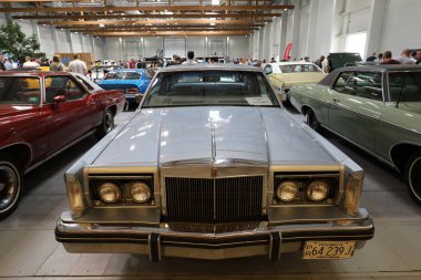 Lincoln Continental Mark VI Moto Show Cracow Polonya nde sergilenmektedir. Katılımcı otomotiv sektörünün en ilginç yönleri mevcut