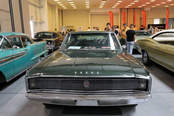 Dodge Charger 1967y. exposé au MOTO SHOW à Cracovie en Pologne. Les exposants présentent les aspects les plus intéressants de l'industrie automobile — Photo