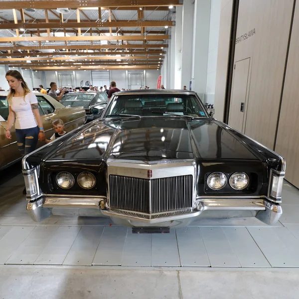 Lincoln Continental Mark III exibido no MOTO SHOW em Cracóvia Polônia. Expositores apresentam aspectos mais interessantes da indústria automotiva — Fotografia de Stock