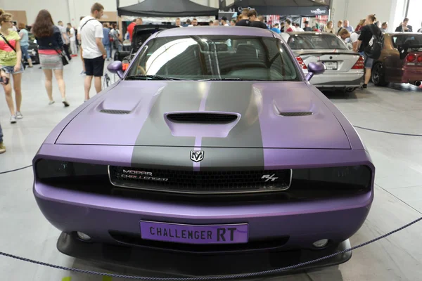 Ajuste del motor Dodge Mopar Challenger se muestra en la 3ª edición de MOTO SHOW en Cracovia. Polonia. Los expositores presentan los aspectos más interesantes de la industria automotriz — Foto de Stock