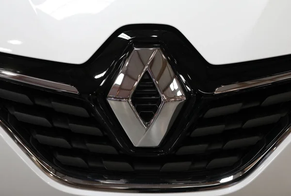 Primer plano del logotipo metálico de Renault en el coche Renault exhibido en MOTO SHOW en Cracovia Polonia. Los expositores presentan los aspectos más interesantes de la industria automotriz — Foto de Stock
