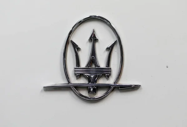 Maserati metalik logo closeup Maserati araba Moto Show Cracow Polonya 3rd edition nde sergilenmektedir. Katılımcı otomotiv sektörünün en ilginç yönleri mevcut — Stok fotoğraf