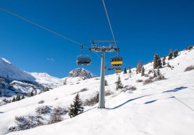 Dolomites Alpleri'nde kayak bölgesi. Val Gardena Sella grubunda bakan.