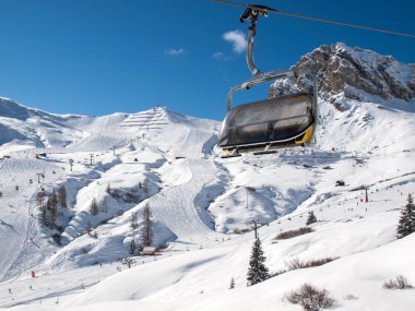 Dolomites Alpleri'nde kayak bölgesi. Val Gardena Sella grubunda bakan.