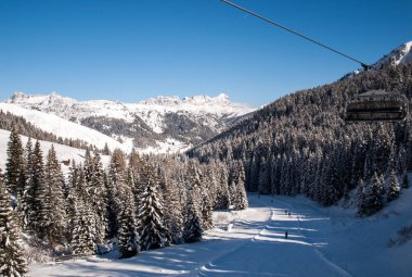 Dolomites Alpleri'nde kayak bölgesi. Val Gardena Sella grubunda bakan.