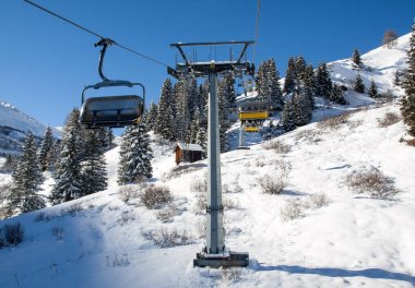 Dolomites Alpleri'nde kayak bölgesi. Val Gardena Sella grubunda bakan.