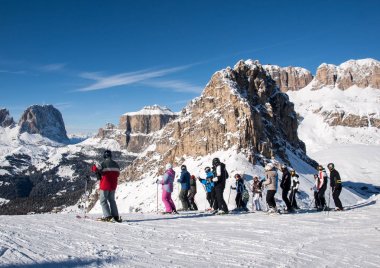 Dolomites Alpleri'nde kayak bölgesi. Val Gardena Sella grubunda bakan. İtalya