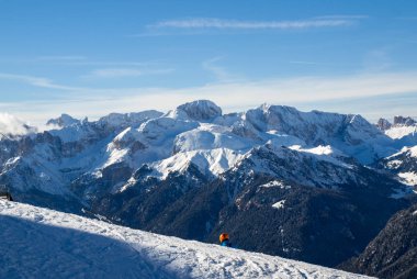 Dolomites Alpleri'nde kayak bölgesi. Val Gardena Sella grubunda bakan.