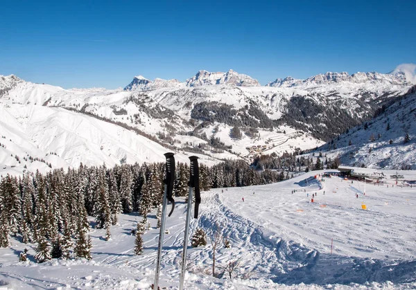 Zona de esquí en los Alpes Dolomitas. Con vistas al grupo Sella en Val Gardena . — Foto de Stock