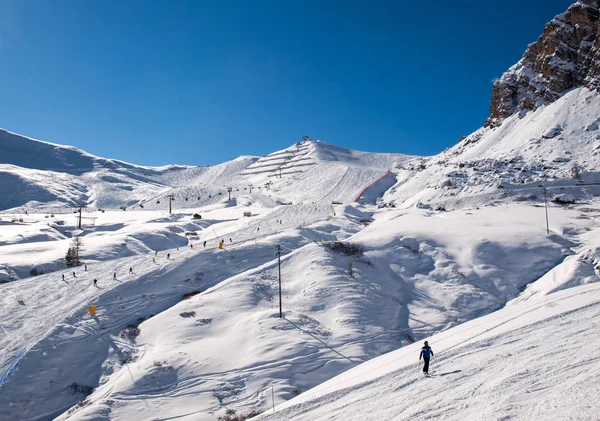 Teren narciarski w Dolomitach. Z widokiem na grupie Sella w Val Gardena. — Zdjęcie stockowe