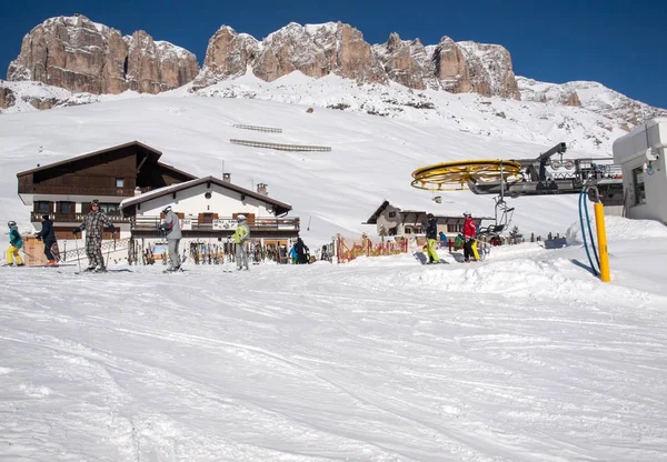 Skigebied in de Dolomieten-Alpen. Met uitzicht op het Sella-groep in Val Gardena. Italië — Stockfoto