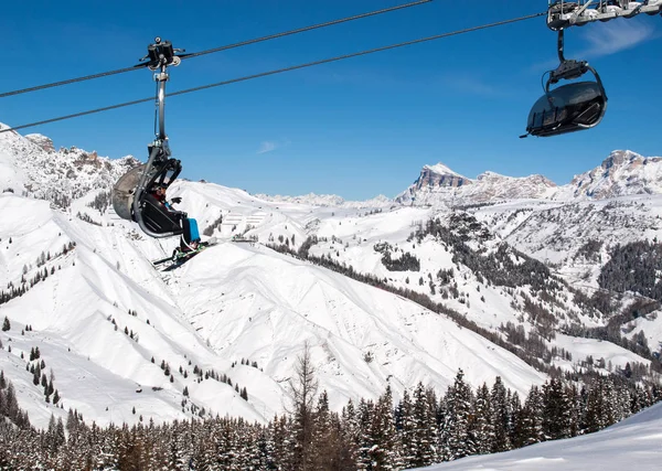 Domaine skiable dans les Alpes des Dolomites. Surplombant le groupe Sella à Val Gardena. Italie — Photo