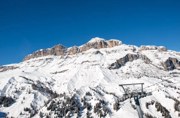 Skidområdet i Dolomiterna Alperna. Med utsikt över Sella gruppen i Val Gardena. — Stockfoto