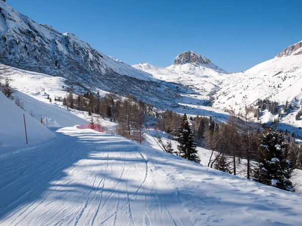 Skigebiet in den Dolomiten. Blick auf die Sellagruppe in Gröden. — Stockfoto