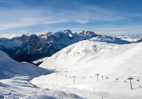 Lyžařská oblast v Alpách Dolomity. Výhled na skupinu Sella v Val Gardena. — Stock fotografie