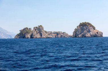 Sorrento ve Positano arasındaki Amalfi Sahili manzarası. Campania 'da. İtalya