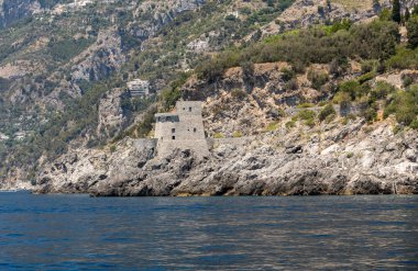 Amalfi 'nin kayalık sahillerinde özel villalar ve daireler. Campania 'da. İtalya