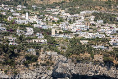 Amalfi 'nin kayalık sahillerinde özel villalar ve daireler. Campania 'da. İtalya