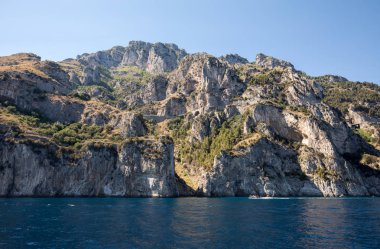 Sorrento ve Positano arasındaki Amalfi Sahili manzarası. Campania 'da. İtalya