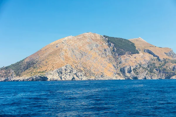 Una vista sulla Costiera Amalfitana tra Sorrento e Positano. Campania. Italia — Foto Stock