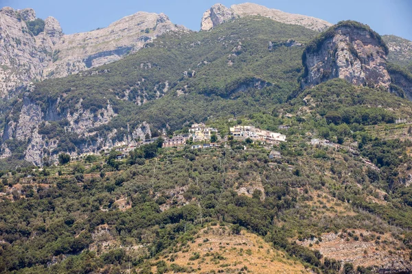 Exclusive villas and hotels on the rocky coast of Amalfi. Campania. Italy — Stock Photo, Image