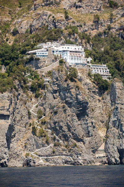 Moradias exclusivas e hotéis na costa rochosa de Amalfi. Campania. Itália — Fotografia de Stock