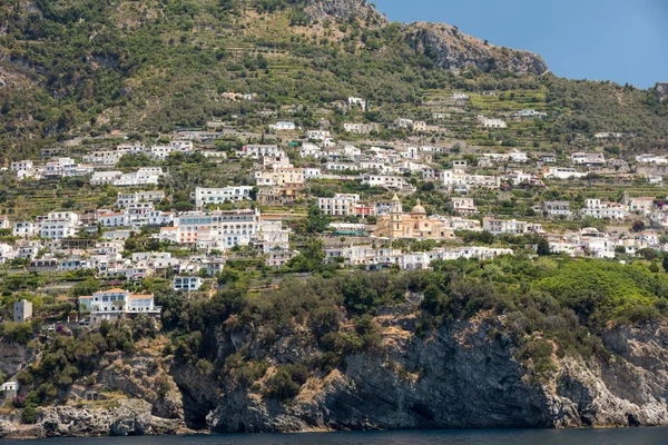 Moradias exclusivas e hotéis na costa rochosa de Amalfi. Campania. Itália — Fotografia de Stock