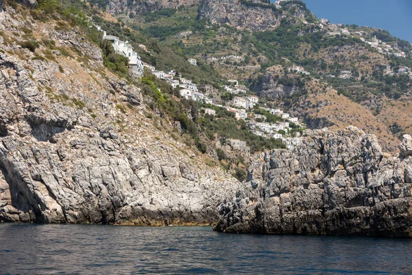 Una vista de la costa de Amalfi entre Positano y Amalfi. Campania. Italia —  Fotos de Stock