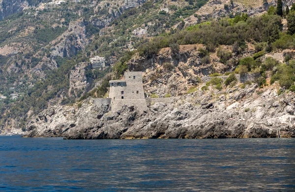 Ville e appartamenti esclusivi sulla costa rocciosa di Amalfi. Campania. Italia — Foto Stock