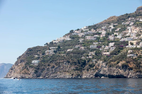 Ekskluzywne wille i apartamenty na skalistym wybrzeżu Amalfi. Kampania. Włochy — Zdjęcie stockowe