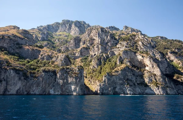 Una vista de la costa de Amalfi entre Sorrento y Positano. Campania. Italia —  Fotos de Stock