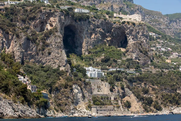 Exkluzivní vily a apartmány na skalnatém pobřeží Amalfi. Kampánie. Itálie — Stock fotografie